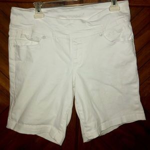 White Jag jean shots classic fit size 14 EUC